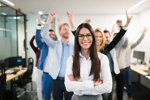 Группа успешных бизнесменов счастлива в офисе — стоковое фото