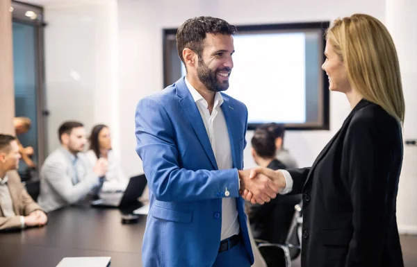 Business mensen overeenkomst tijdens bestuursvergadering — Stockfoto