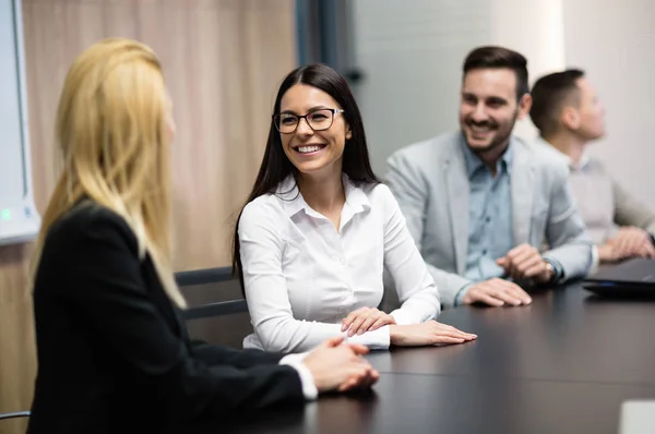 Empresários sentados à mesa — Fotografia de Stock