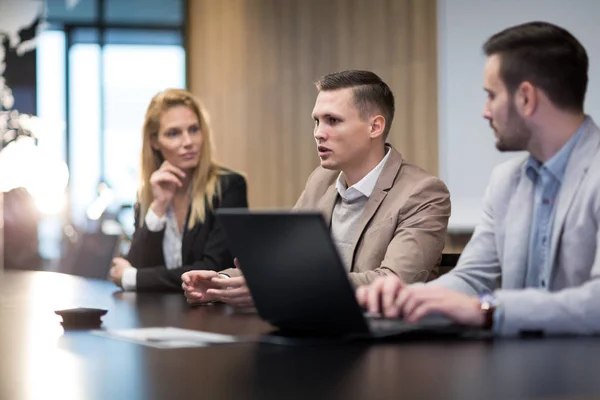 Geschäftsleute-Konferenz im modernen Büro — Stockfoto