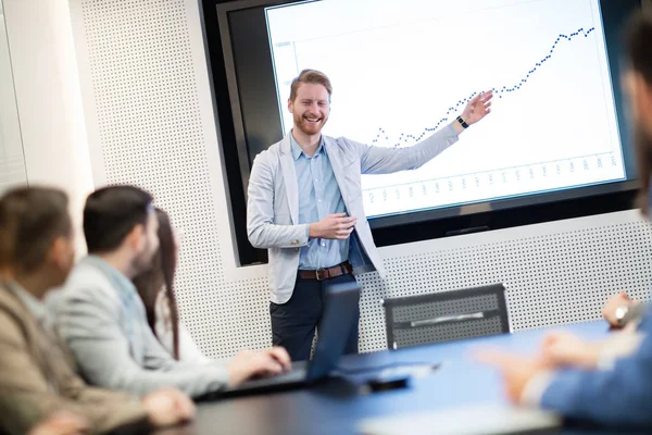 Análisis de datos y estadísticas en la reunión del consejo —  Fotos de Stock