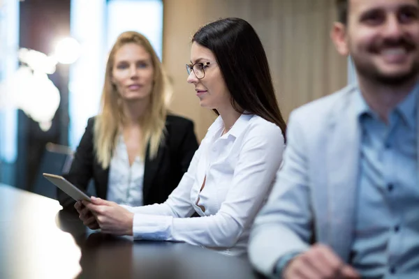 Collega's in vergaderruimte — Stockfoto