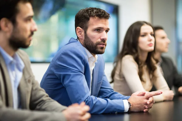 Compañeros de negocios en sala de conferencias — Foto de Stock