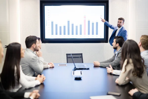 Datenanalyse und Statistik bei Vorstandssitzung — Stockfoto