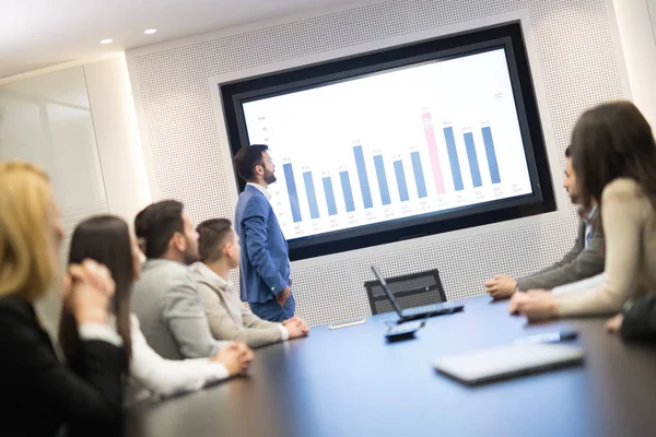 Zakenmensen ontmoeten elkaar in vergaderzaal — Stockfoto