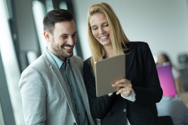 Şirket işyerinde iş arkadaşları