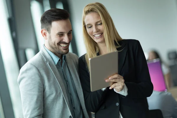 Compañeros de negocios en el lugar de trabajo — Foto de Stock