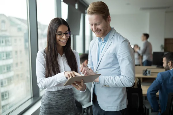 Felices colegas de negocios alegres en la oficina — Foto de Stock