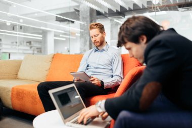 iş arkadaşları konuşuyor