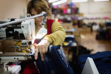 Tekstil sektöründe çalışan kadın