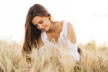 Buğday çayırda güzel kadın