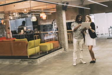 Modern ofisinde konuşmak arkadaşları