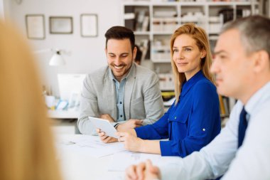 Ofiste çalışan iş adamları
