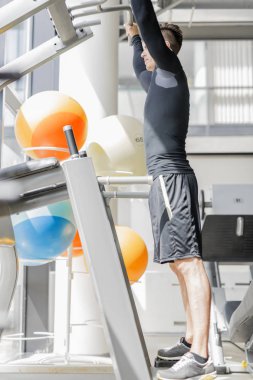 Spor salonundaki adam.