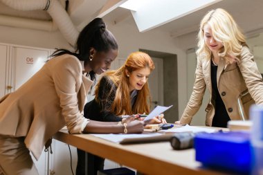 Takım proje üzerinde birlikte çalışma