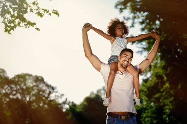 Babası taşıma kızı sırtlama