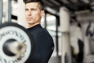 Spor salonunda erkek eğitimi.