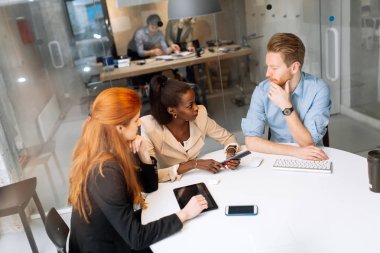 iş adamları beyin fırtınası