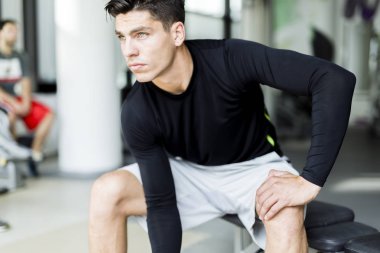 Spor salonunda erkek eğitimi.