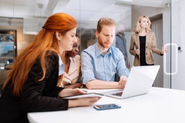 Ofiste çalışan iş adamları