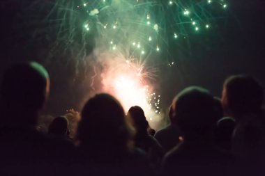 Kalabalık havai fişek izlerken