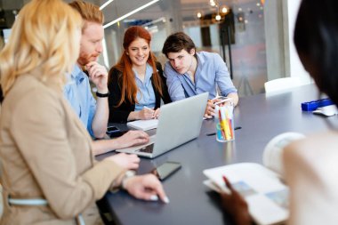 Modern ofiste çalışan insanlar.