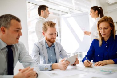 İş adamları bir yönetim kurulu toplantısı