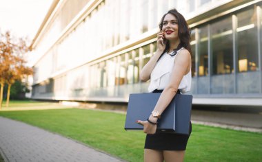 Açık havada telefon kullanarak iş kadını