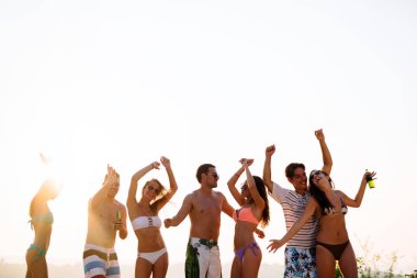 İnsanların yaz aylarında dans 