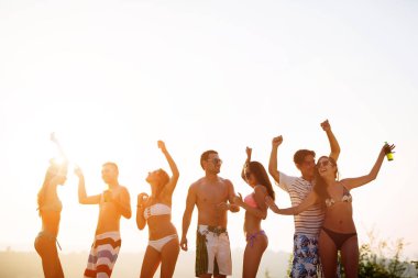 İnsanların yaz aylarında dans 