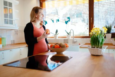 Hamile kadın mutfakta.