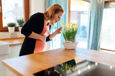Hamile kadın çiçek Bakımı