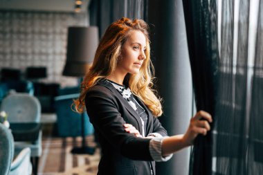 iş kadını pencereden bakıyor