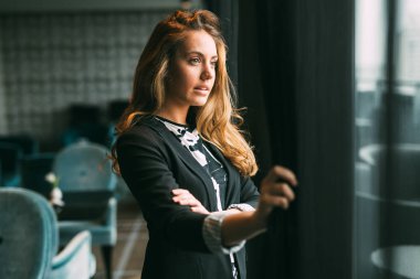 iş kadını pencereden bakıyor