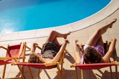 Yaz aylarında güneş banyosu kadınlar