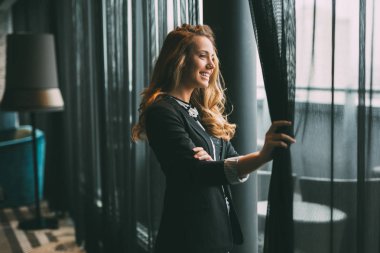 Pencereden bakarak sarışın