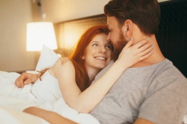 şehvetli çift yatakta