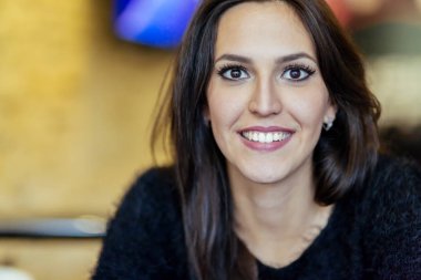 güzel esmer gülümseyen