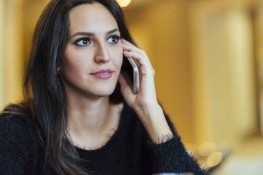 Güzel esmer telefon kullanma