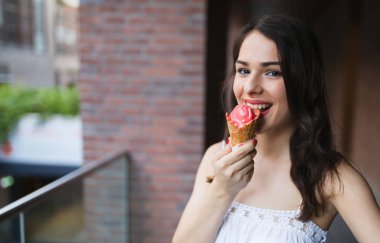 dondurma yemek erkek