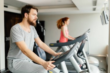 İnsan kardiyo spor salonunda egzersiz