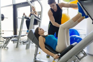 bacak egzersizleri yapıyor kadın