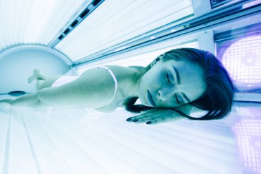 Güzel kadın solaryumda bronzlaşma