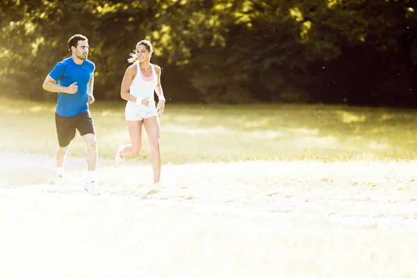 Jóvenes corriendo en la naturaleza — Foto de Stock