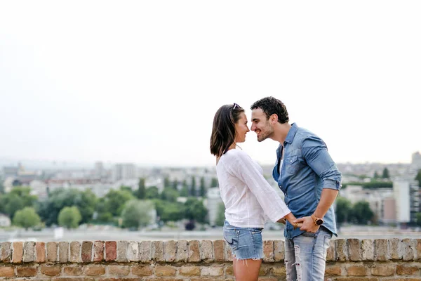 Jovem e belo casal — Fotografia de Stock