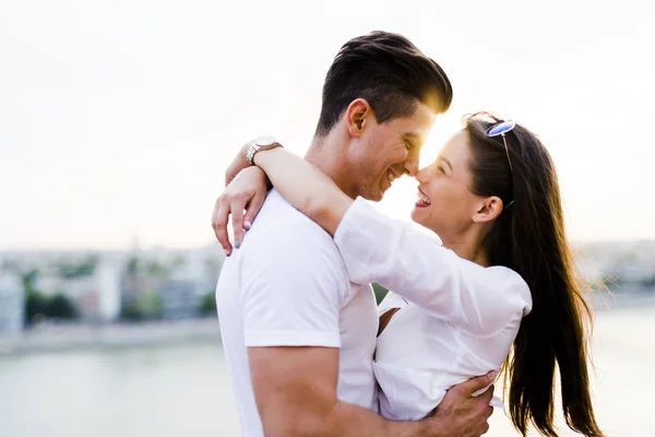 Bonito abraço casal — Fotografia de Stock