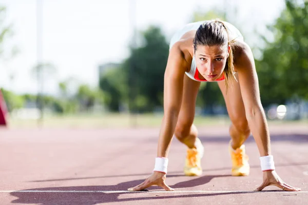 美しい若い女性は運動 — ストック写真