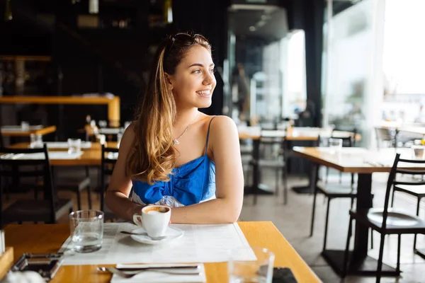Mulher bonita desfrutando de seu café — Fotografia de Stock