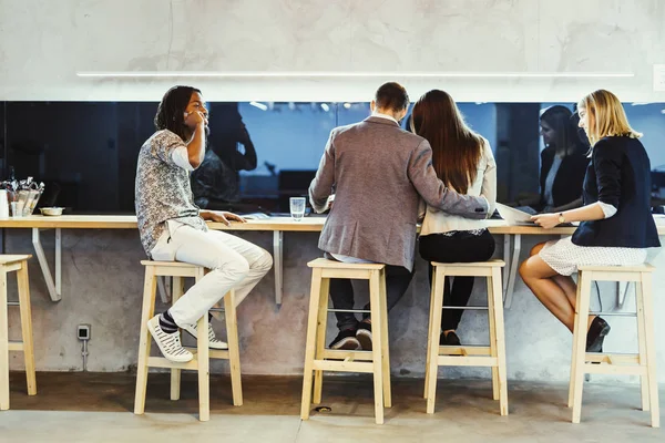 Grupo de personas en la cafetería — Foto de Stock