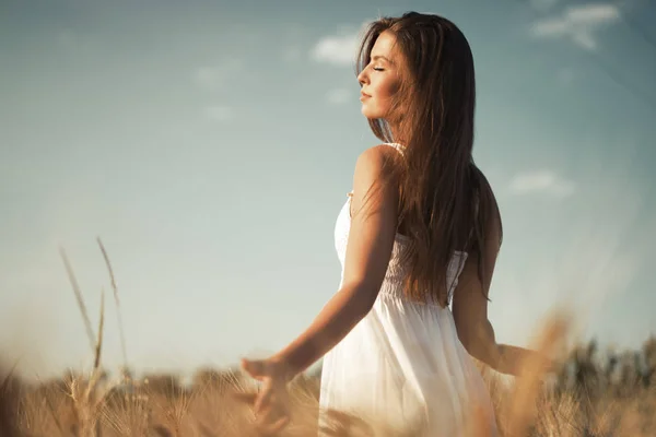 Hermosa mujer despreocupada en los campos — Foto de Stock